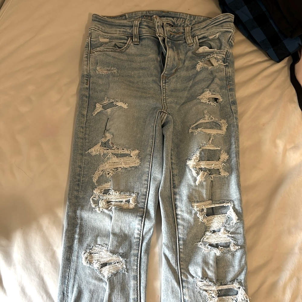AMERICAN EAGLE RIPPED JEANS
